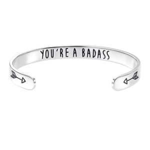 Polierter silberner Edelstahl C-Armreif mit You Are A Badass Gravur für Damen