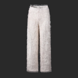 Gros plan sur la texture pelucheuse du pantalon léopard à taille basse pour femme en fourrure