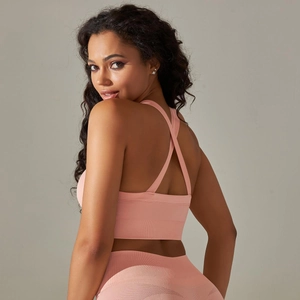 Vue détaillée du dos d'un soutien-gorge de sport rose sans couture avec fines bretelles croisées