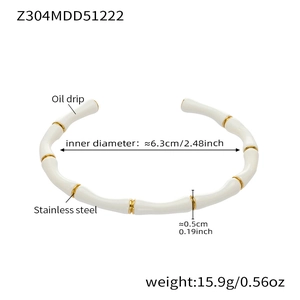 Dettaglio del bracciale in acciaio inossidabile stile bambù con smalto bianco e oro 18k