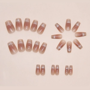 Unghie finte cat eye con sfumature rosa nude e glitter argento forma ballerina