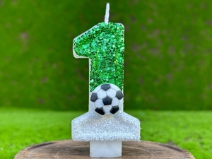 Détail d'une bougie d'anniversaire chiffre 1 à paillettes vertes avec décor de football