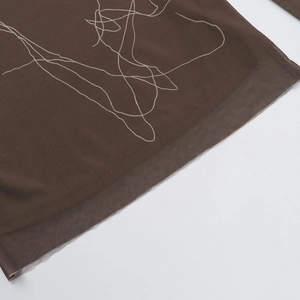 Gros plan du tissu en maille marron avec imprimé lignes blanches sur crop top manches