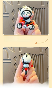 Dettagli ravvicinati del portachiavi panda motociclista 3D con moto rossa e gancio