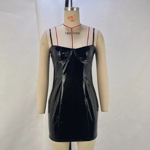 Détail d'une mini robe en cuir PU noir avec bonnets à armatures et fines bretelles