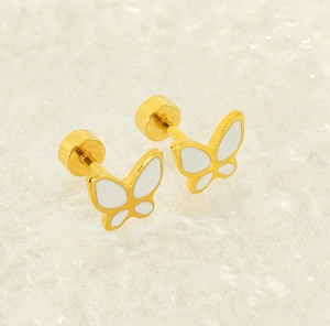 Macro de boucles d'oreilles papillon dorées en émail blanc avec fermoir à vis de sécurité