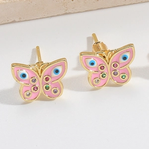 Detailaufnahme von rosa Schmetterling Ohrringen mit Evil Eye Muster und Kristallen