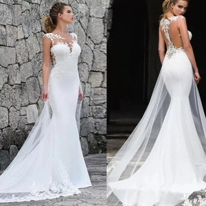 Dettaglio abito da sposa a sirena con ricami in pizzo, schiena scoperta e lungo strascico