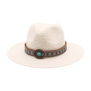 Détail d'un chapeau de paille bohème avec ruban ethnique et ornement en turquoise