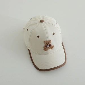 Casquette enfant bicolore beige et marron avec ours brodé et détail de la lettre B
