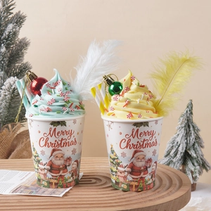 Künstliches Weihnachts-Eiscreme-Modell mit Weihnachtsmann-Bechern für Schaufensterdeko