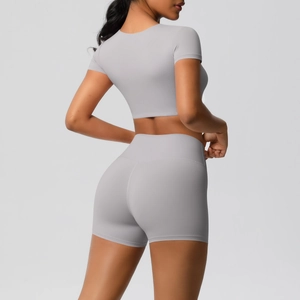 Detailansicht der nahtlosen High-Waist-Shorts und des bauchfreien Oberteils in Hellgrau