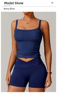 Détail du short de sport bleu marine à taille croisée et du débardeur ajusté