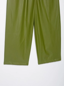 Detail der olivgrünen PU-Lederhose mit Stofftextur und Beinsaum-Verarbeitung