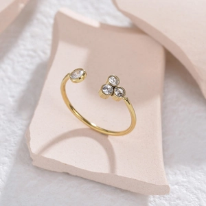 Anello regolabile in titanio placcato oro 14K con design minimalista a grappolo di zirconi
