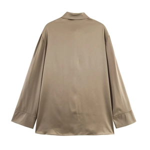 Chemise élégante en satin de soie champagne pour femme avec vue arrière fluide et lisse