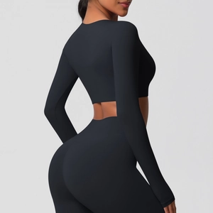 Vue latérale du haut court à manches longues noir et du legging de yoga sur un modèle