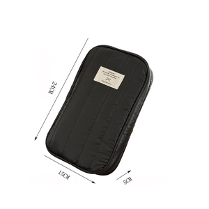 Dettaglio della borsa organizer nera trapuntata con dimensioni di 24x15x5cm per viaggi