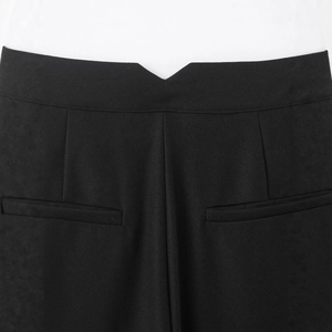 Pantalon large noir avec une taille arrière en V unique et une texture plissée élégante