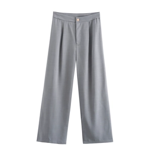 Pantalon large gris taille haute pour femme avec bouton doré et coupe fluide