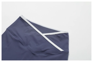 Detail der High-Waist V-Crossover Yogahose in Dunkelgraublau mit weißen Paspeldetails