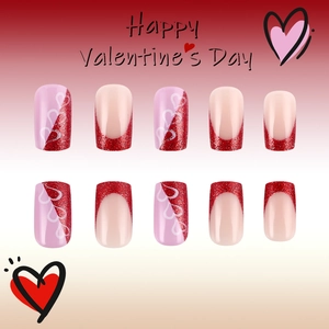 Detail von 24 quadratischen Kunstnägeln mit rotem Glitzer-French und Valentinstag-Herzen