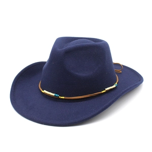 Détail d'un chapeau en laine bleu marine avec ruban en cuir et perles colorées