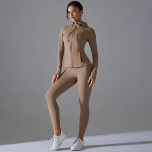Dettaglio del tessuto elastico del set yoga color cammello con giacca e leggings slim