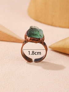 Dettaglio dell'anello in fluorite verde grezza con diametro interno di 1,8 cm misurato