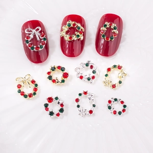 Charmes à ongles de Noël avec couronnes en alliage et nœuds ornés de strass rouges et verts