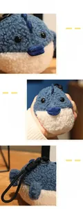 Détail du pendentif pingouin en peluche bleue avec texture douce et fonction anti-stress
