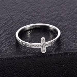 Anillo de acero plateado con cruz de cristales y grabado interno de Beloved
