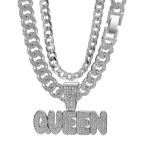 Dettaglio di set gioielli argento con ciondolo QUEEN in strass e catena cubana lucida