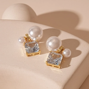 Boucles d'oreilles élégantes plaquées or avec zircon carré et perles au design 2-en-1