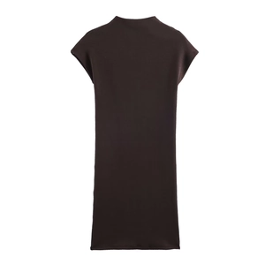 Gros plan sur la robe en maille sans manches café noir avec col montant et coupe épurée