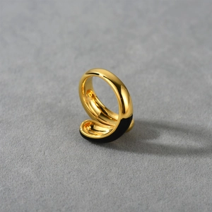 Vista laterale dell'anello a spirale in ottone placcato oro 18K con smalto nero