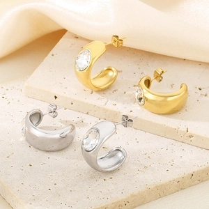 Minimalist C-shaped stainless steel earrings with sparkling diamonds in gold and silver finish