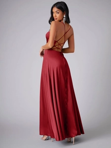 Détail du dos croisé à lacets sur une robe de soirée longue en satin rouge foncé