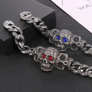 Bracelets punk vintage tête de mort avec yeux en pierres sur fond noir texturé