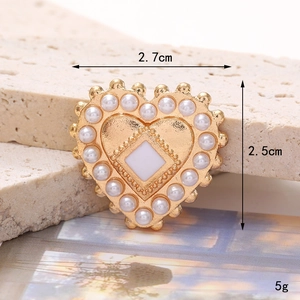 Macro shot of pearl-edged heart charm with white center, size 2.7cm x 2.5cm, weight 5g