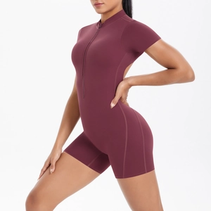 Dettaglio della tuta da yoga bordeaux con zip frontale in tessuto elastico a compressione