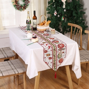 Chemin de table de Noël avec motifs de renne et flocons de neige et pompons rouges