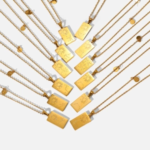 Colliers zodiaque en acier doré avec pendentifs rectangulaires sur fond blanc épuré