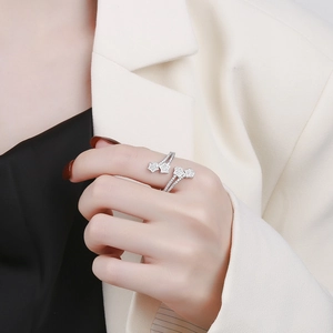Adjustable silver star zircon ring with twisted double band design for women