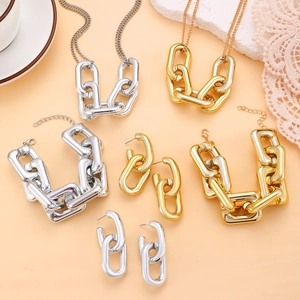 Collane e bracciali a catena grossa geometrica in finiture oro e argento lucido
