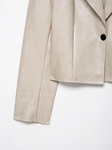 Detailansicht der beigefarbenen PU-Lederjacke mit Reverskragen und schwarzem Knopf