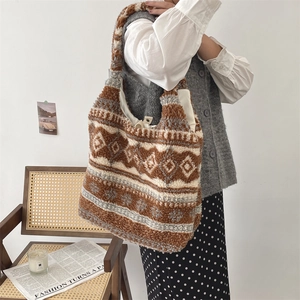 Detailierte Textur der Ethno-Plüsch-Tragetasche mit dickem Fleece-Material
