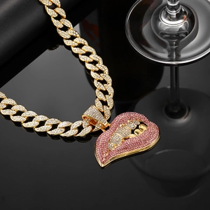 Macro-opname van Cubaanse schakelketting met een roze en gouden strass lip-hanger
