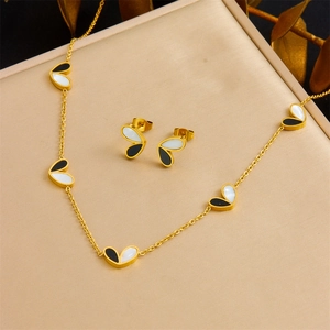 Ensemble bijoux en acier doré avec collier et boucles d'oreilles cœur noir et blanc