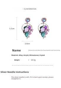 Détails des boucles d'oreilles fleurs avec pompons cristal et dimensions 5.7cm x 2.9cm